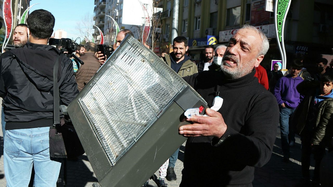 Diyarbakır’da elektrik zammı protestoları: Esnaf elektrikli soba fırlattı