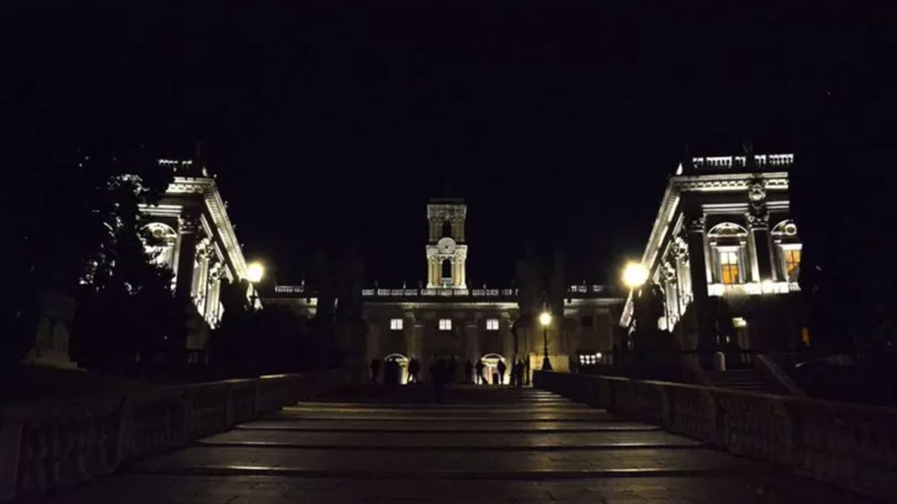İtalya'da belediyeler enerji faturalarındaki artışı protesto etmek için anıtların ışığını söndürdü