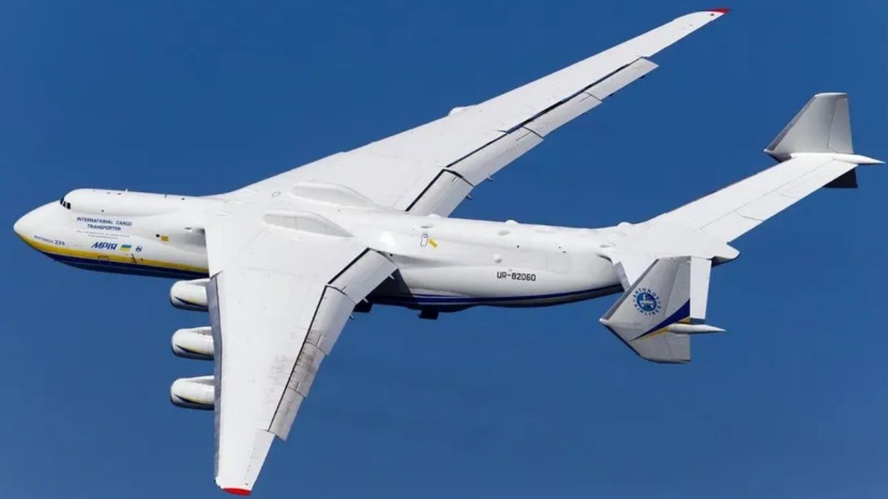 Dünyanın en büyük kargo uçağı Mriya, Ukrayna'daki çatışmalarda yandı