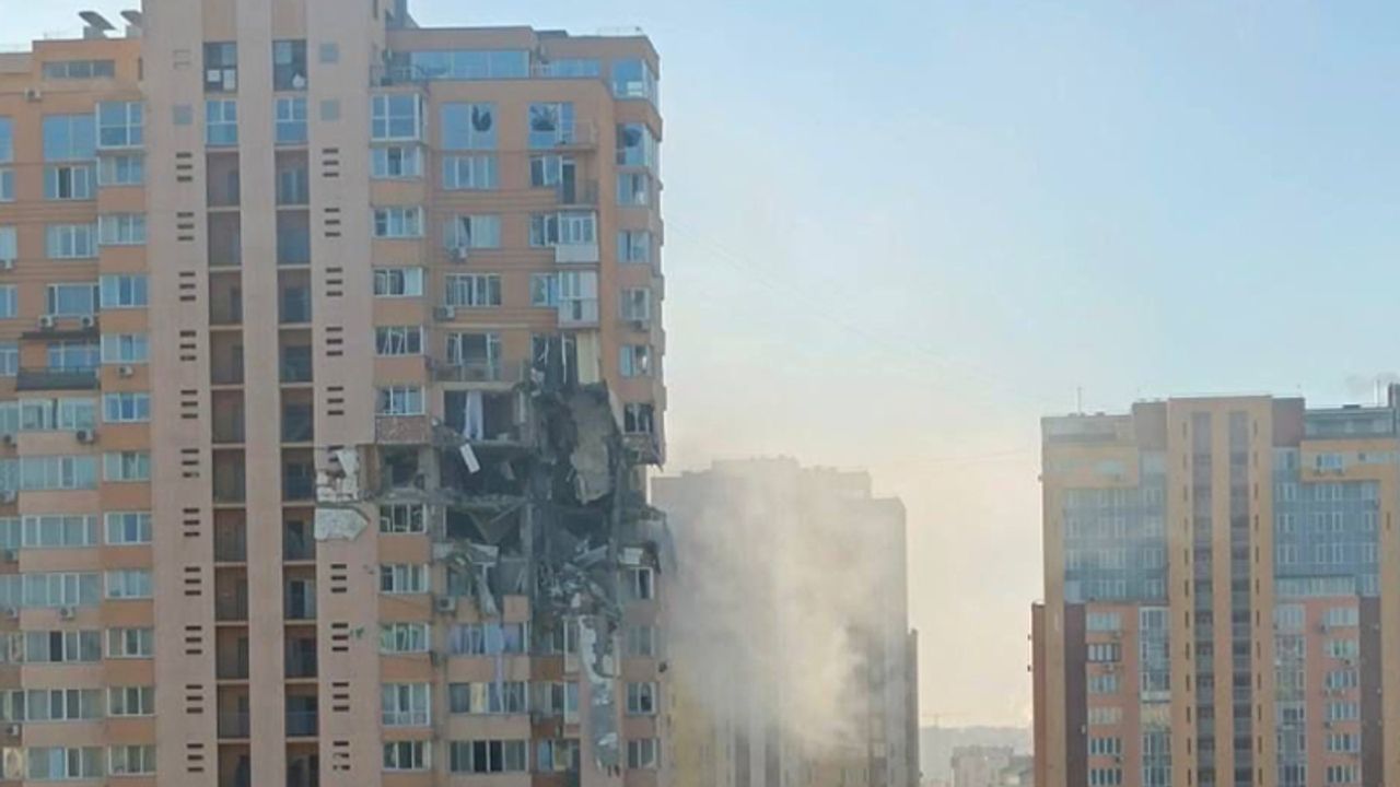 Rusya ordusu, Kiev'i abluka altına aldı: Sivillerin yaşadığı bir apartmanı vurdu