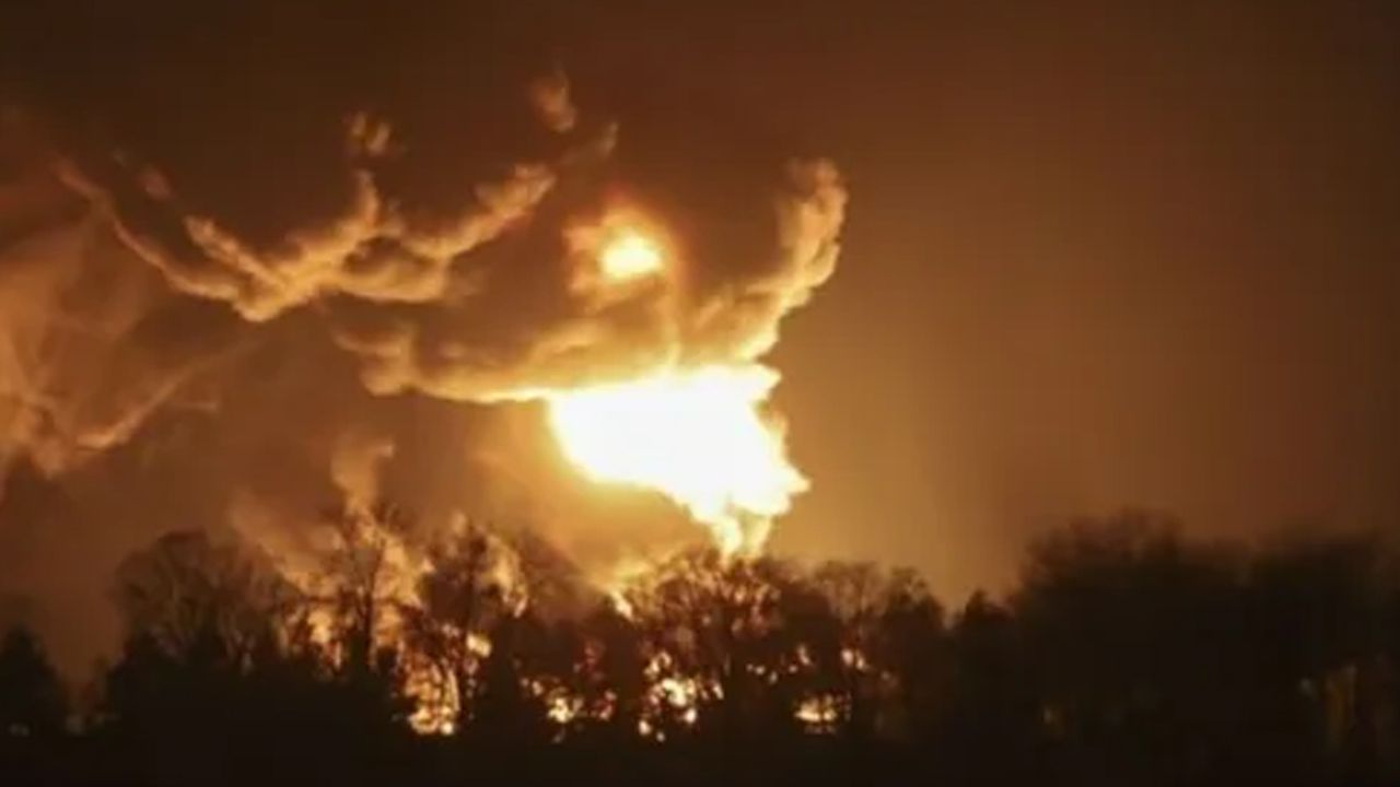 Kiev yakınlarda petrol deposu vuruldu: Halk, çıkan zehirli dumanlara karşı uyarıldı