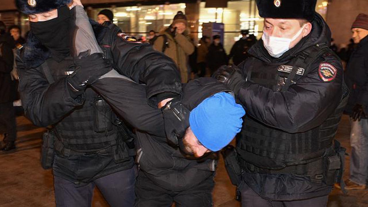 Moskova'da savaş karşıtı protestocular gözaltına alındı