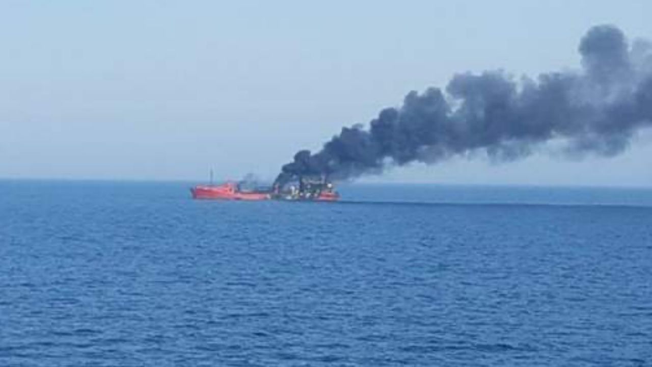 Karadeniz'de iki yük gemisi vuruldu