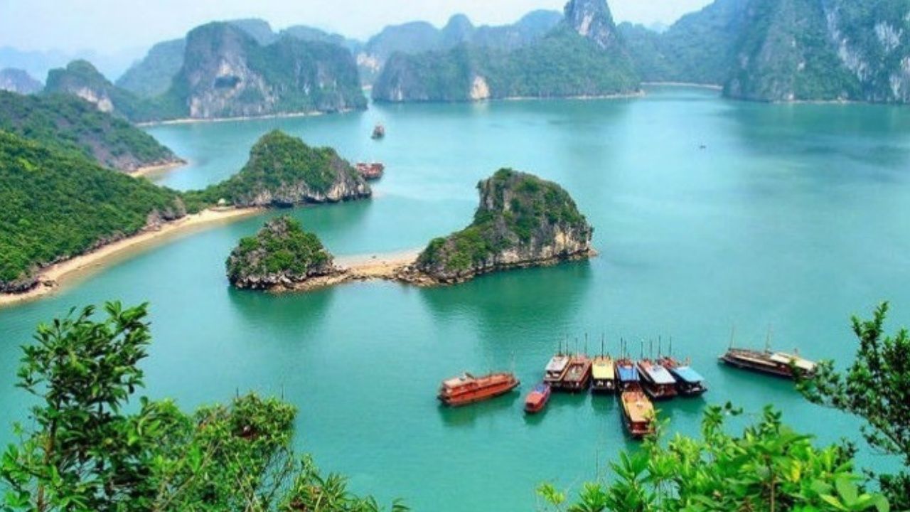 Vietnam’da gezi teknesi battı: 13 ölü