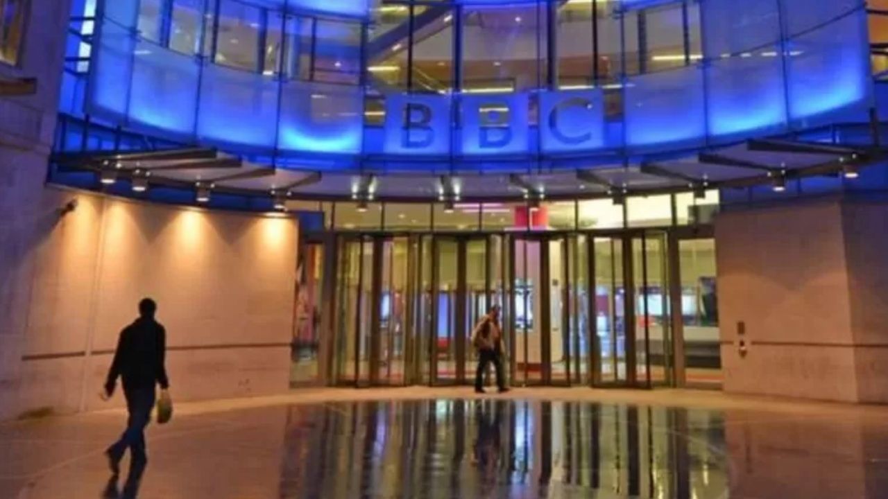 BBC, Rusya'daki gazetecilerinin faaliyetlerini geçici olarak askıya alıyor