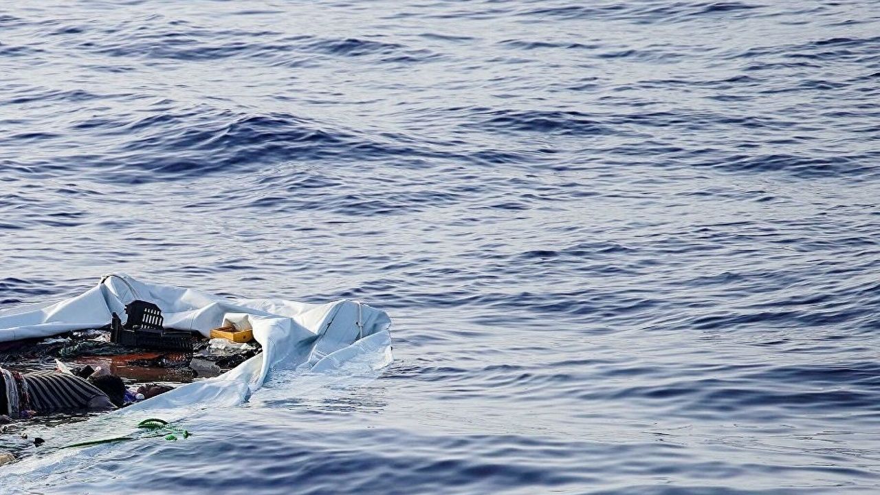 Tunus açıklarında göçmen teknesi battı: 9 ölü