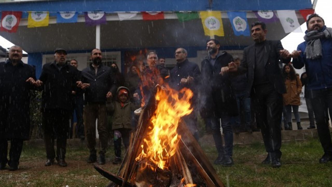 Diyarbakır'da ilk Newroz ateşi yakıldı