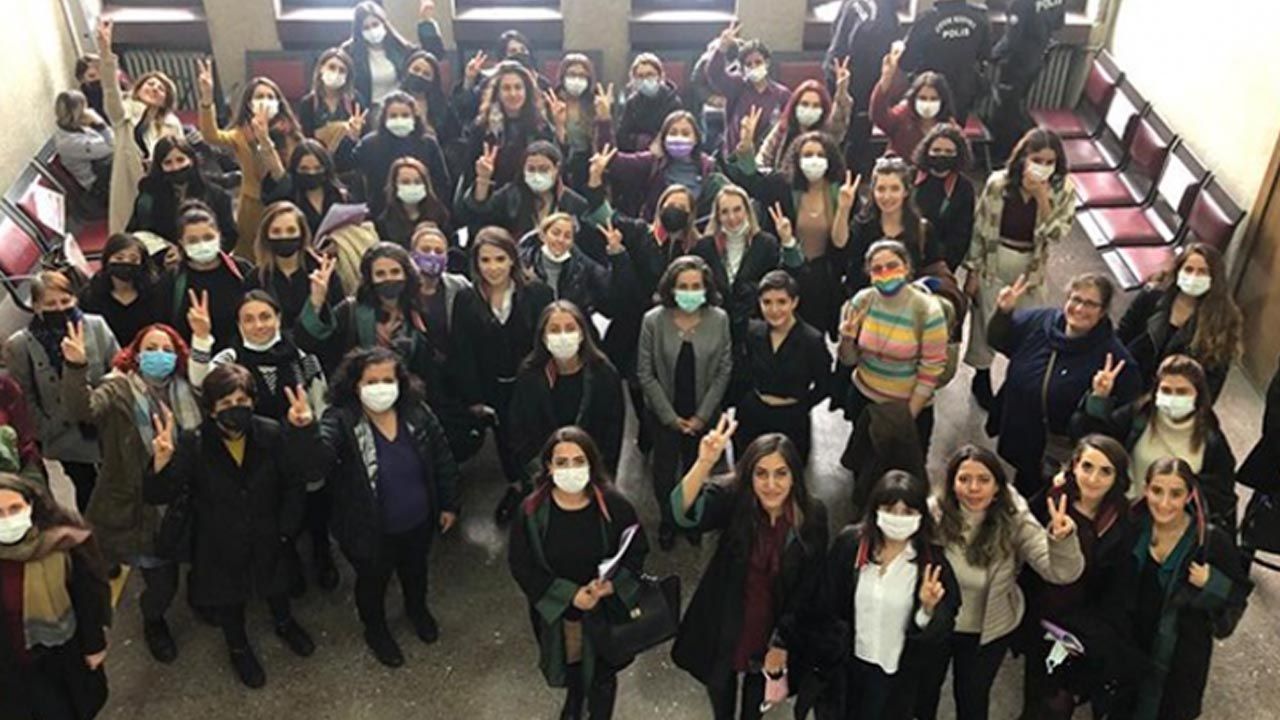 'İstanbul Sözleşmesi Yaşatır' diyen 33 kadın hakkındaki davada beraat kararı