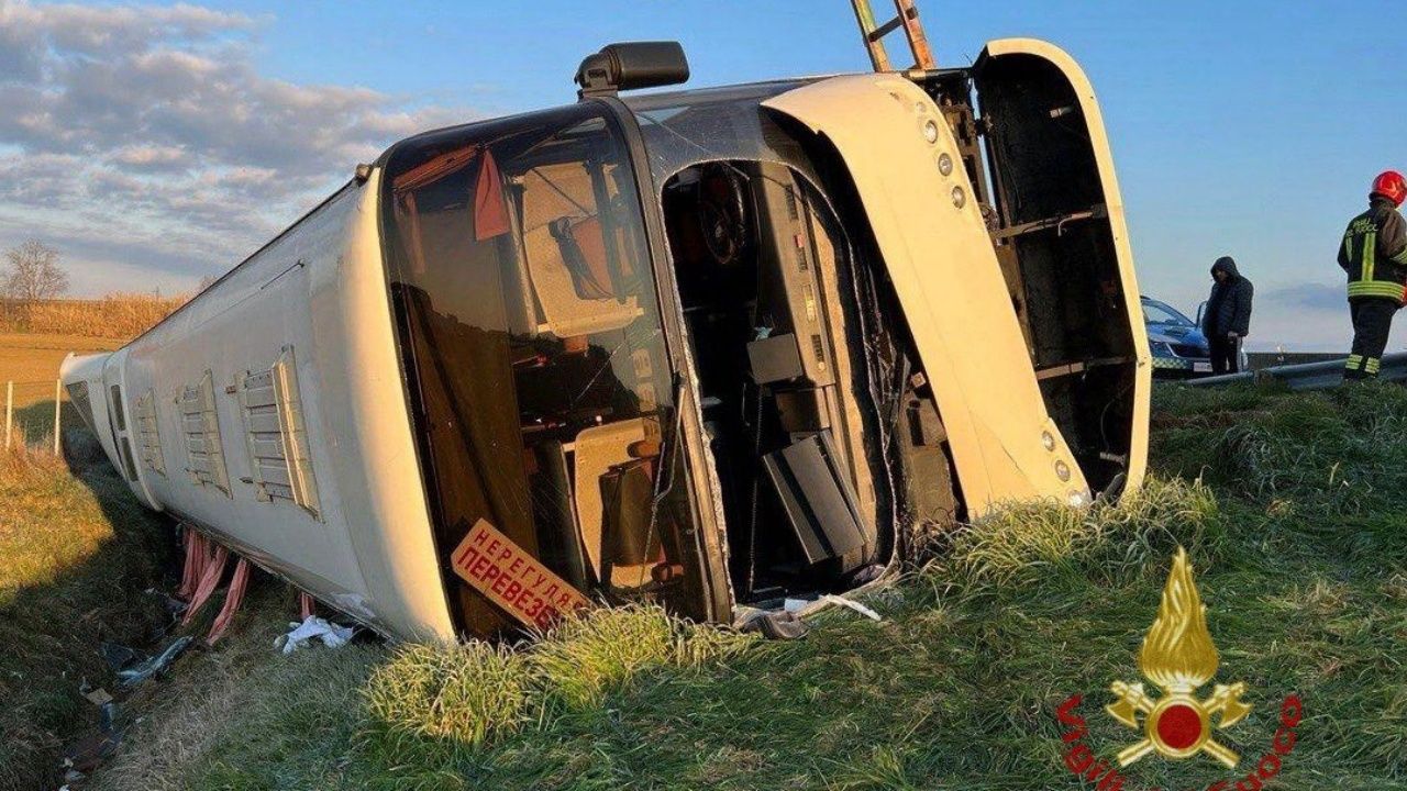 Ukrayna’dan kaçanları taşıyan otobüs İtalya’da devrildi