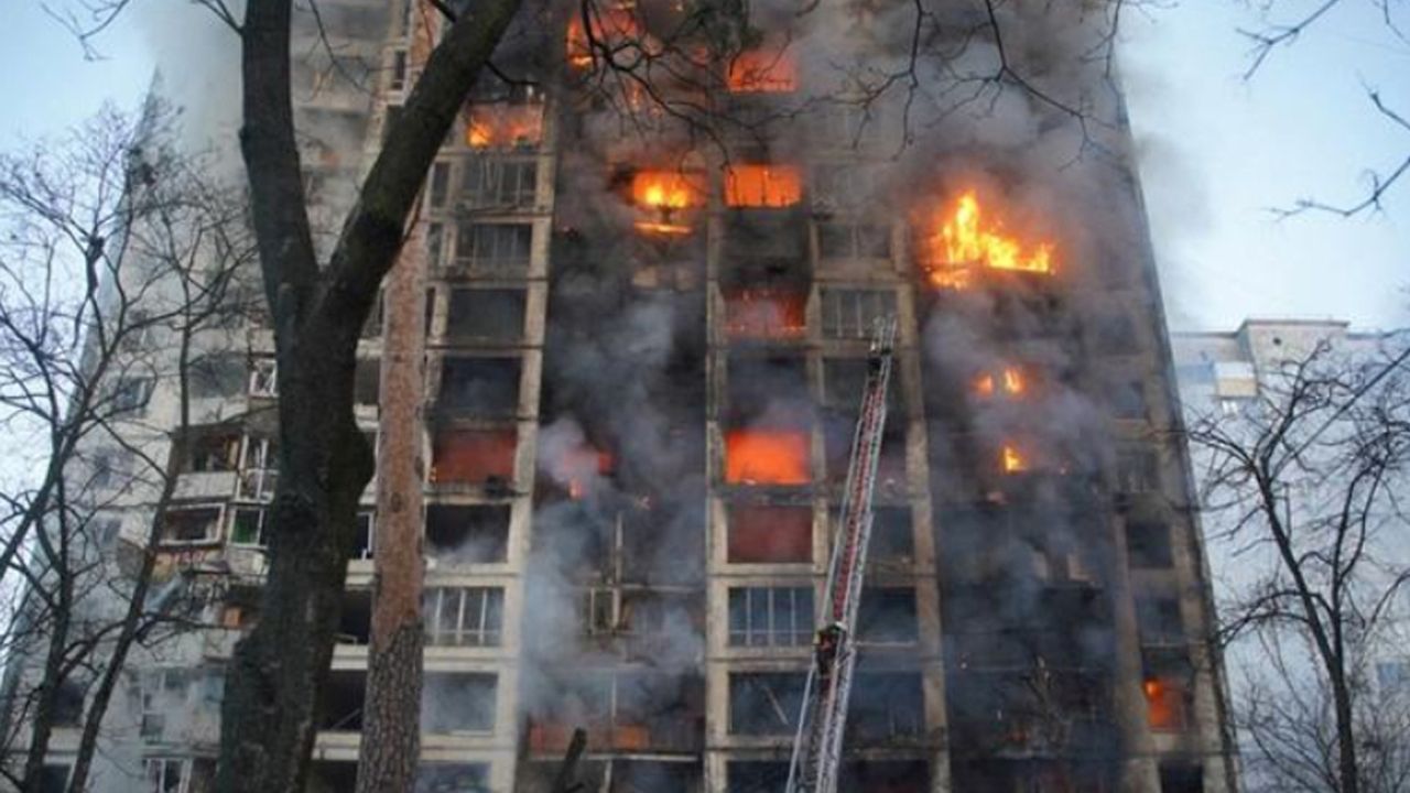 Kiev'de 16 katlı binaya saldırı: 2 ölü