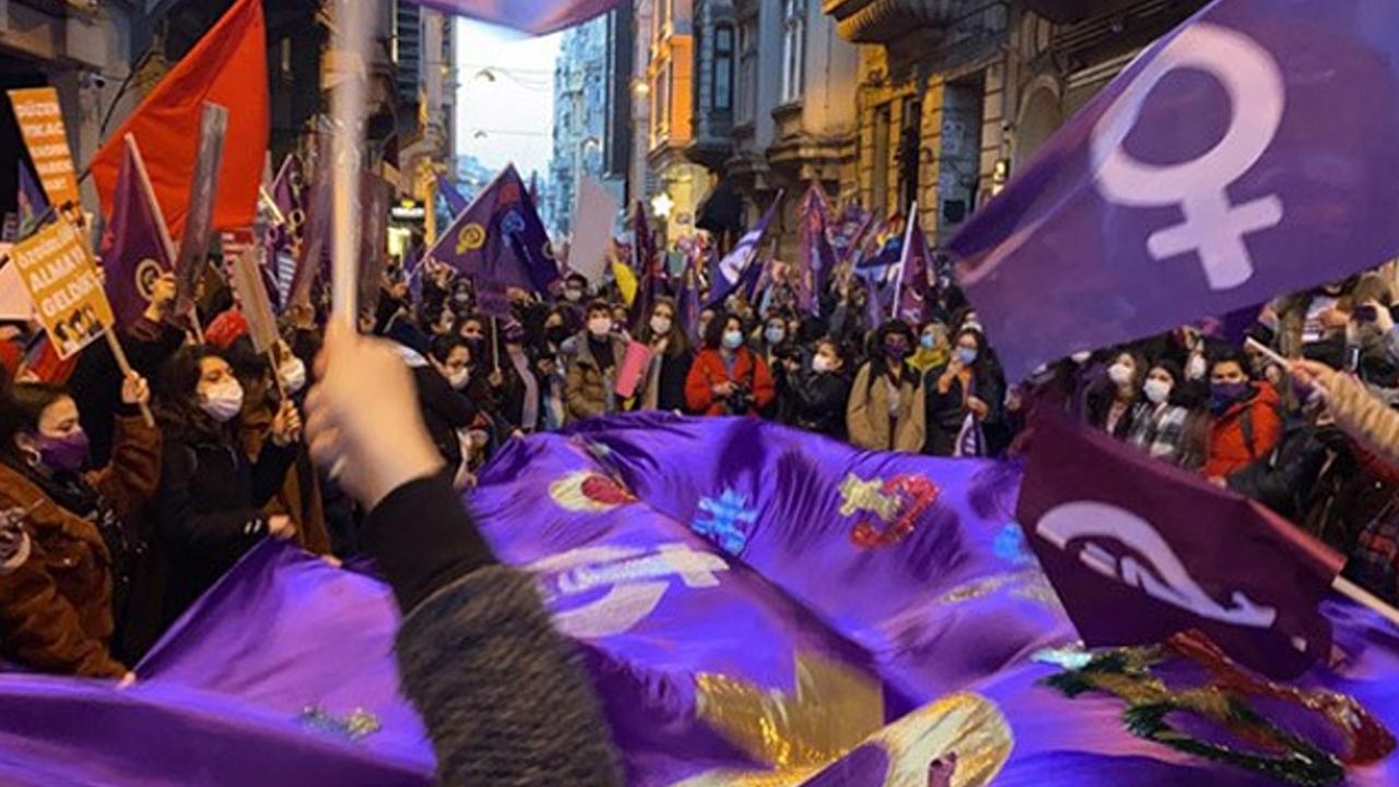 Feminist Gece Yürüyüşü için yola çıkan kadınlar gözaltına alındı