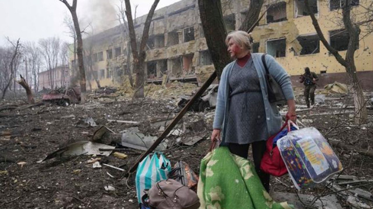 Ukrayna'da siviller ateş altında savaştan kaçıyor