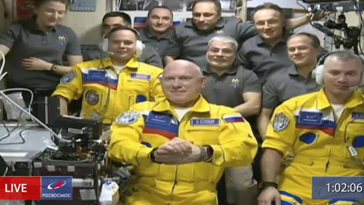 Uluslararası Uzay İstasyonu'na giden Rus kozmonotlar, Ukrayna bayrağının renklerini taşıyan tulumlar giydi