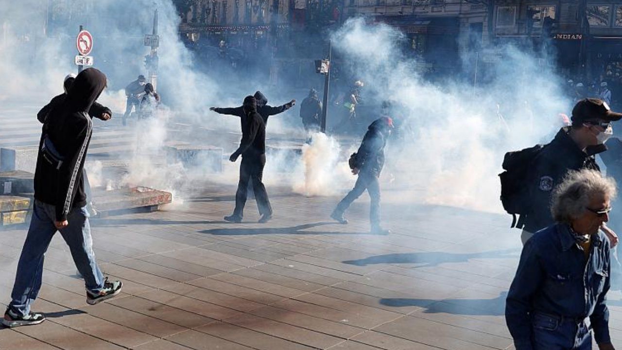 Polis, Paris'teki aşırı sağ karşıtlarının yürüyüşüne müdahale etti