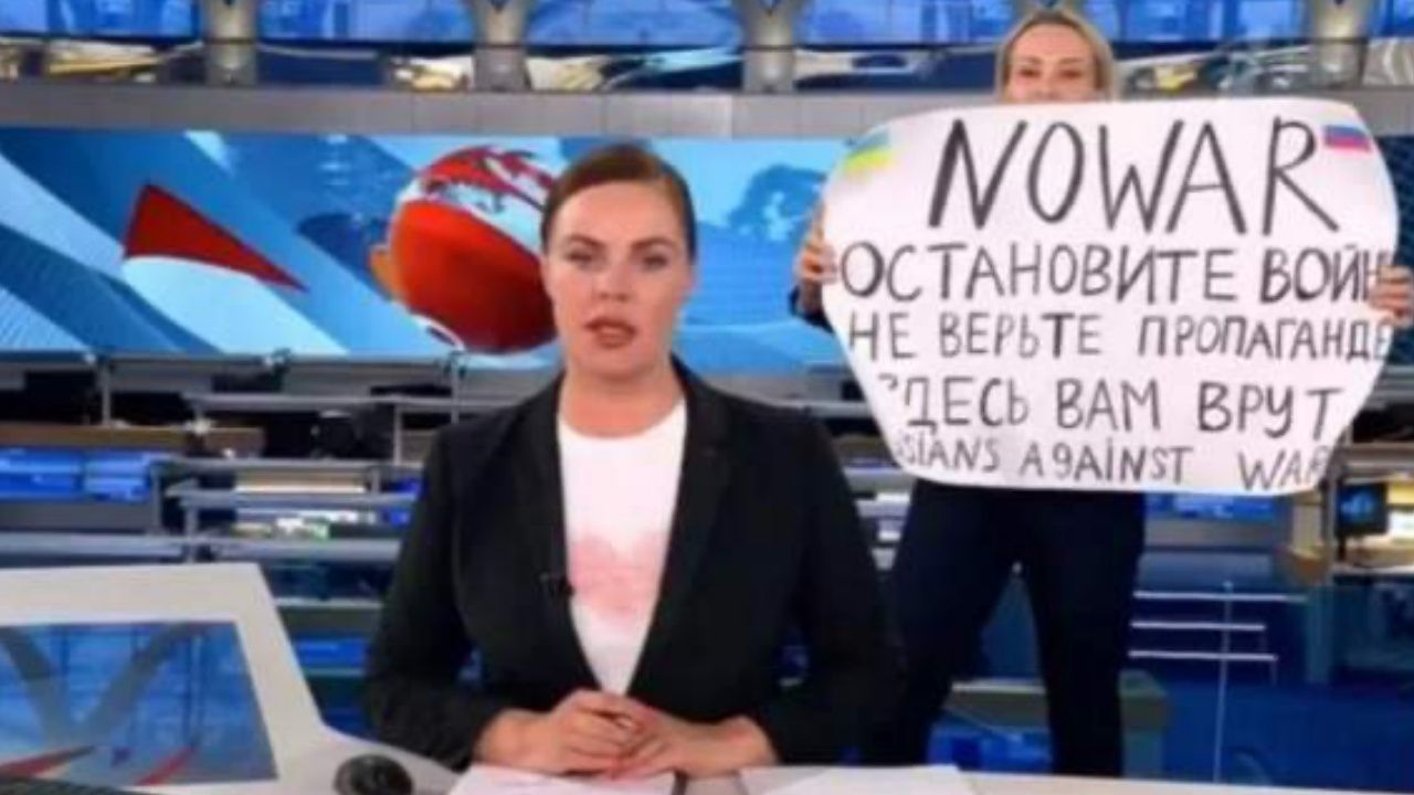 Die Welt, televizyonda protesto düzenleyen Rus gazeteciyi işe aldı