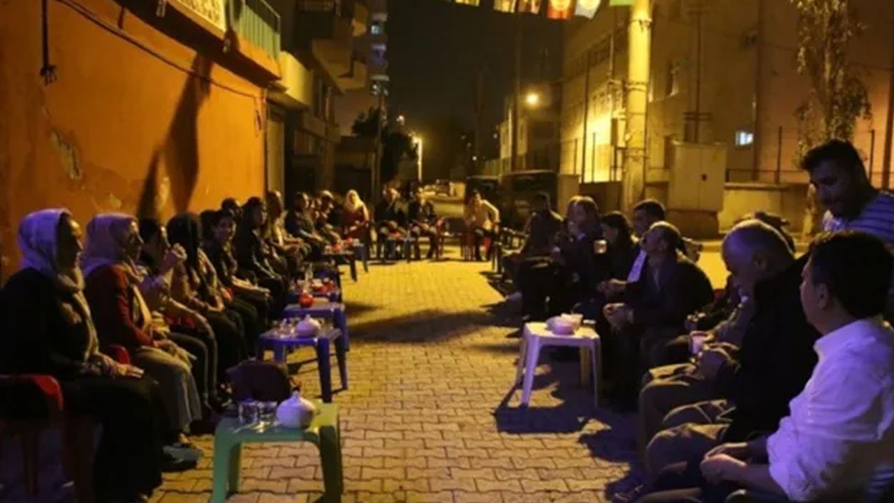 HDP Cizre ilçe binasında polis baskınına karşı nöbet eylemi başlatıldı