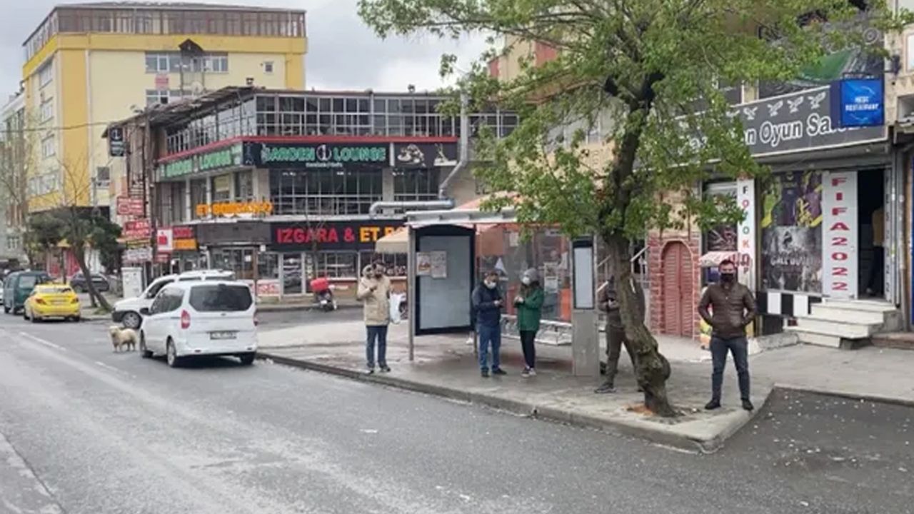 İstanbul'da iki grup çatıştı, durakta otobüs bekleyen kadın vuruldu