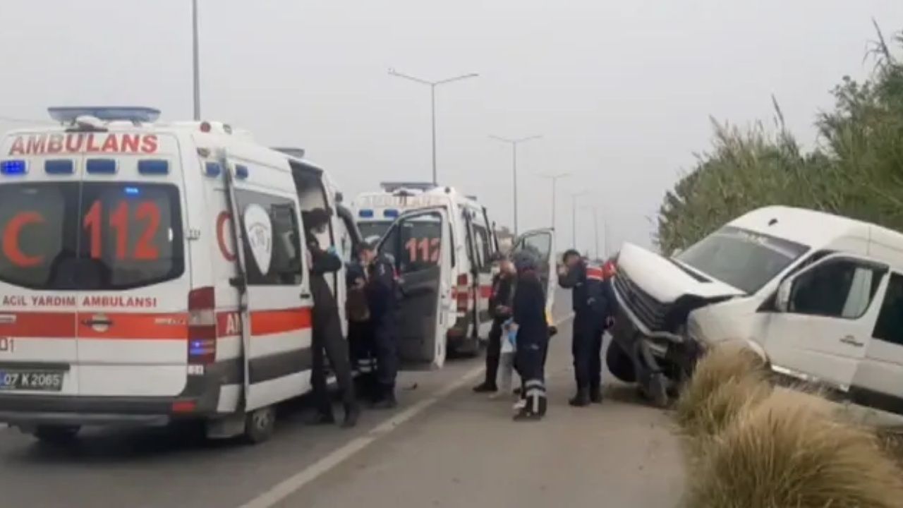 Antalya'da turistleri taşıyan minibüs devrildi