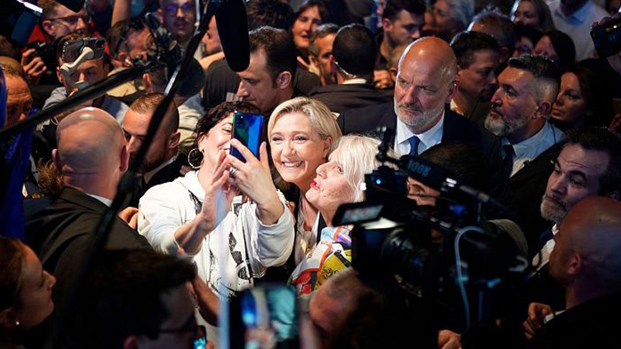 Marine Le Pen, Fransa'da kamuya açık alanlarda başörtüsünü yasaklamak istiyor