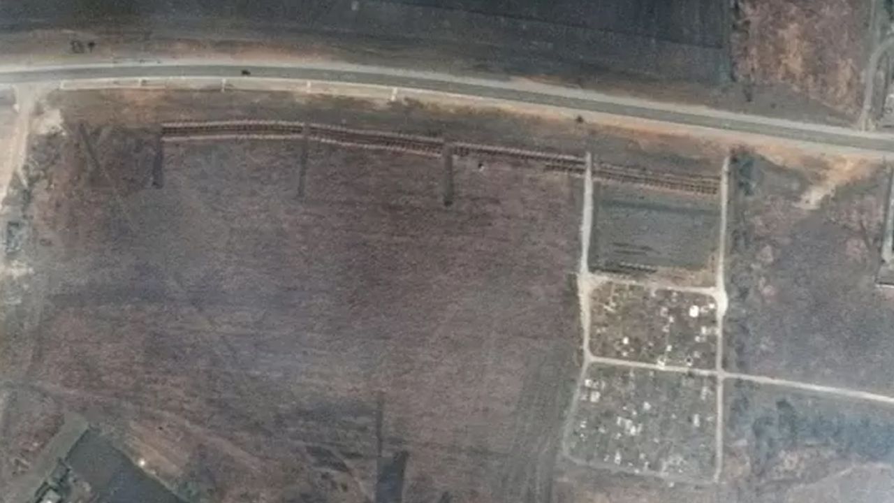 Uydu görüntülerine göre Mariupol'de toplu mezarlar kazıldı