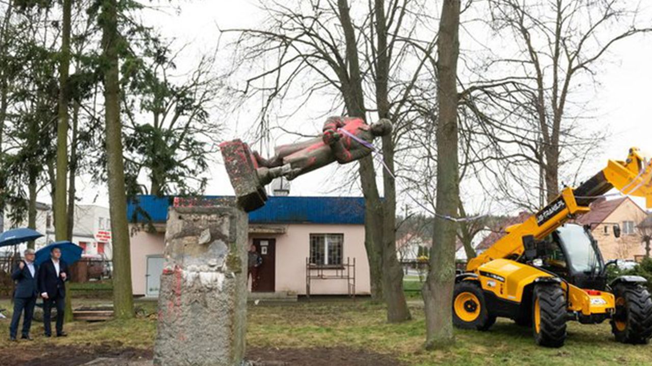 Polonya'da Kızıl Ordu askerlerinin heykelleri kaldırılıyor