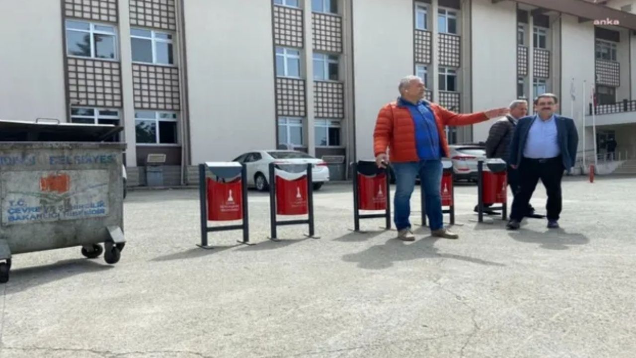 İzmir Belediyesi'nin gönderdiği çöp kutularını AK Partililer kaldırttı