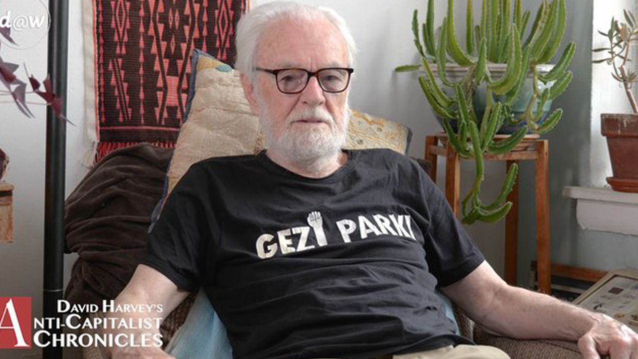 Sosyal bilimci David Harvey, Gezi Parkı tişörtüyle ders verdi