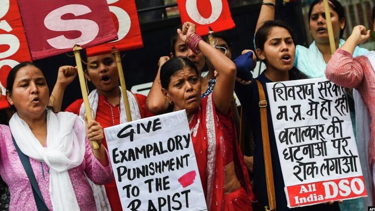 Hindistan'da bir polis, toplu tecavüz ihbarında bulunan kıza tecavüz ettiği iddiasıyla tutuklandı