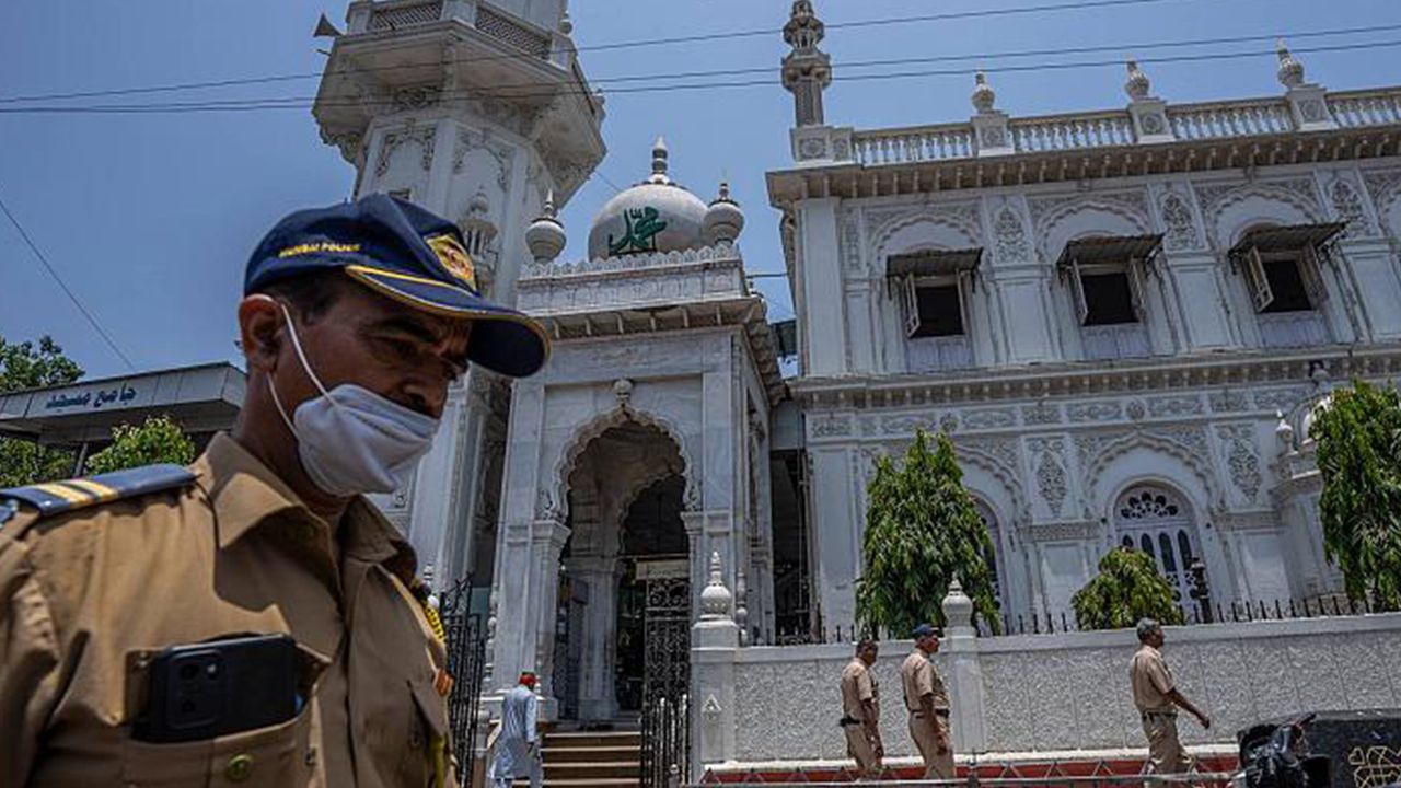 Mumbai’deki camilerde, Hinduların şikayeti üzerine ezan sesi kısıldı