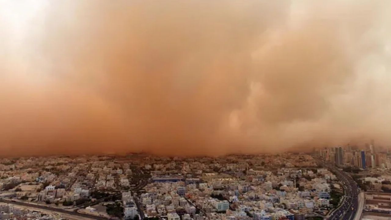 Kuveyt'te kum fırtınası: Uçuşlar iptal edildi