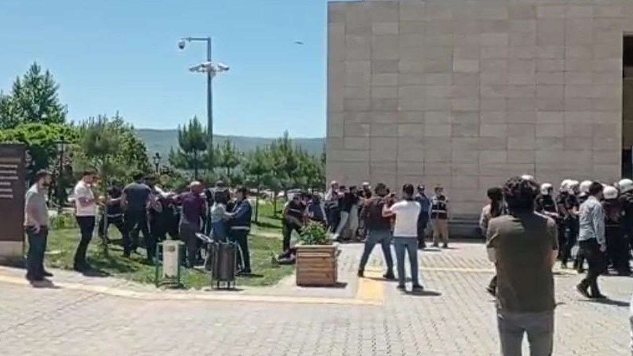 Munzur Üniversitesi'nde polis ablukasını ve Genç Ofisi'i protesto eden öğrenciler gözaltına alındı