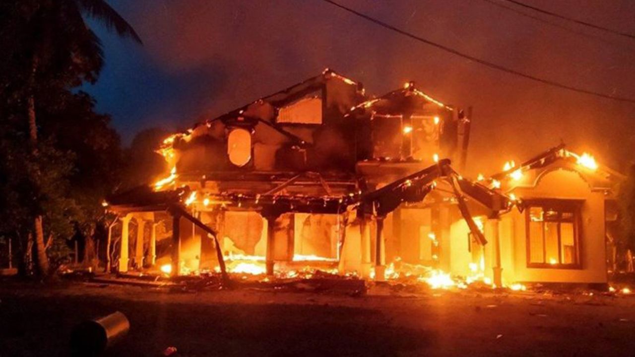İstifa eden başbakanın evi ateşe verildi: 'İlk dominonun Türkiye olması bekleniyordu'