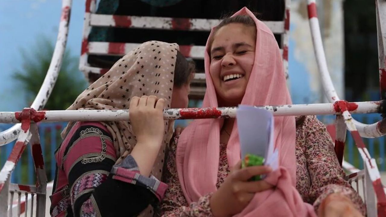Taliban'dan kadınlarla erkeklerin birlikte yemek yemesine ve eşzamanlı parklarda gezmesine yasak