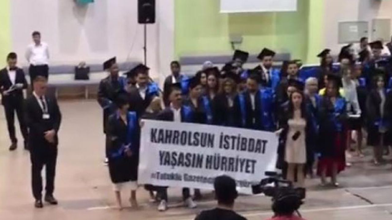 Öğrencileri 'Tutuklu Gazetecilere Özgürlük' pankartı açtı, rektör törenden ayrıldı
