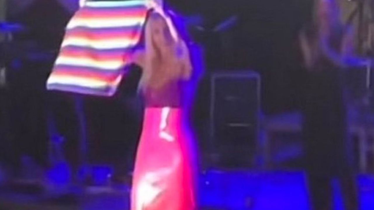 Gülşen, konserde LGBTIQ+ bayrağı açtı: Renklerimizi göstermekten korkmayalım