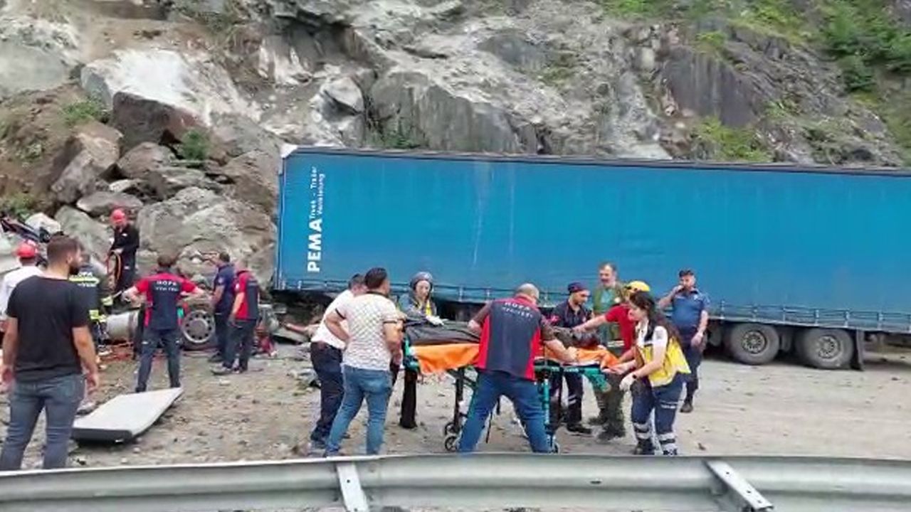 Artvin’de heyelan: Kayaların altında kalan TIR'daki 1 kişi hayatını kaybetti, 2 kişi yaralandı