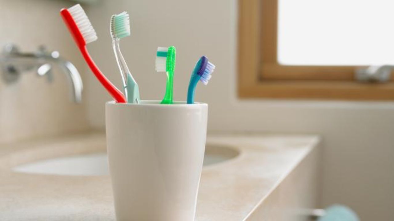 Araştırmalara göre çoğu kişi dişini doğru fırçalamıyor: Nasıl bir fırça ve macun kullanılmalı?