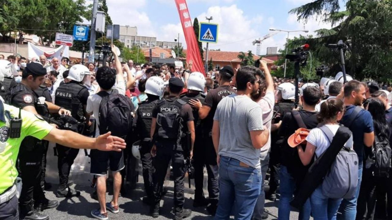 İstanbul'da şiddeti protesto eden sağlıkçılara polis saldırısı
