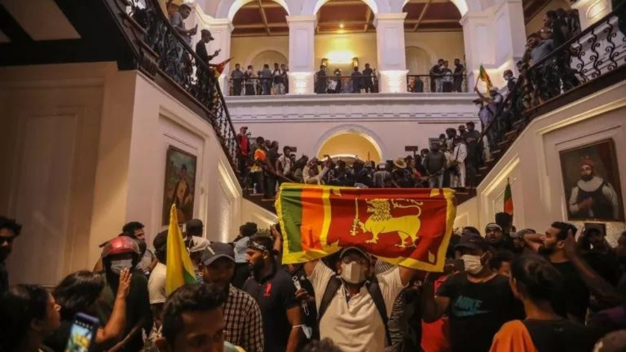 Sri Lanka’da binlerce kişi cumhurbaşkanlığı ve başbakanlık konutunu bastı
