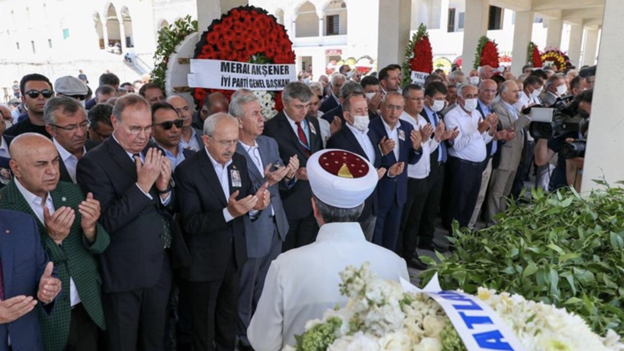 Ensar Vakfı Çanakkale Başkanı, CHP sözcüsü Öztrak'ın annesinin cenaze törenini hedef aldı