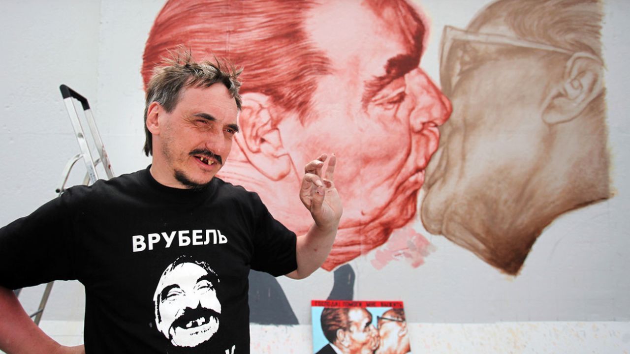Berlin Duvarı'na ikonik 'Sosyalist Öpücük'ü resmeden Dmitry Vrubel hayatını kaybetti
