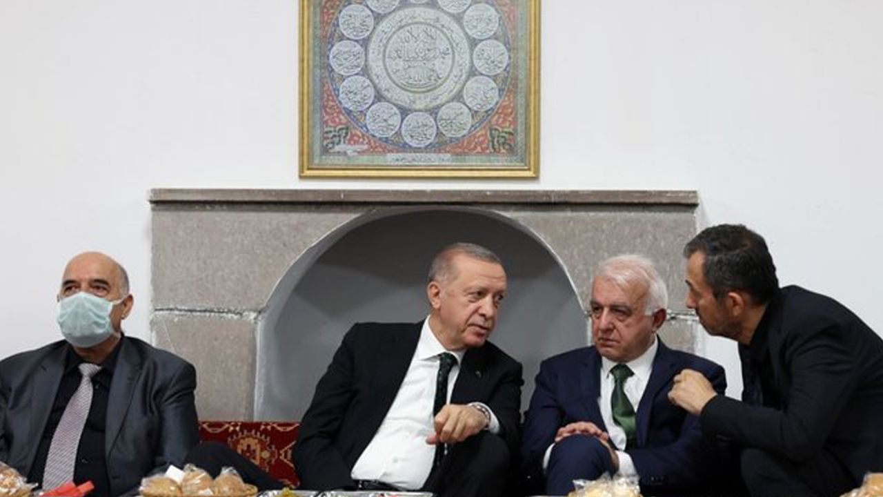 Erdoğan’ın cemevi ziyareti: Cumhurbaşkanı tehdit hissetti, hamle yaptı