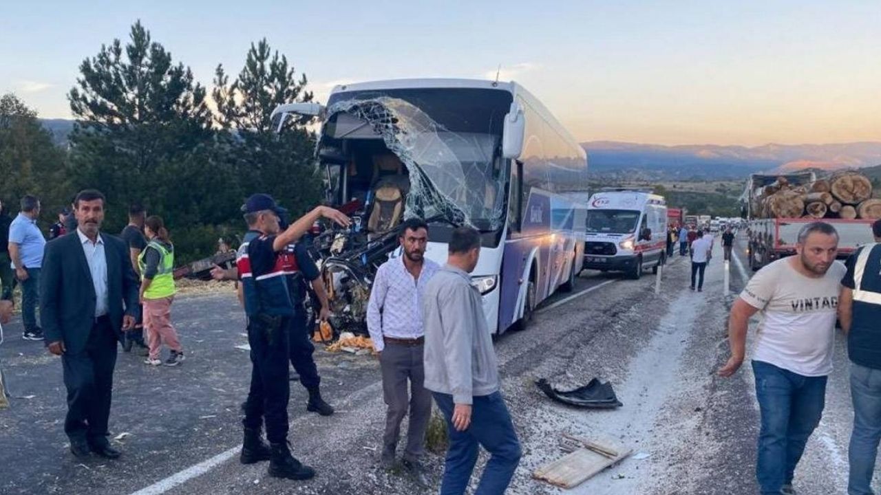 Kastamonu’da yolcu otobüsü ile traktör çarpıştı: Ölü ve yaralılar var