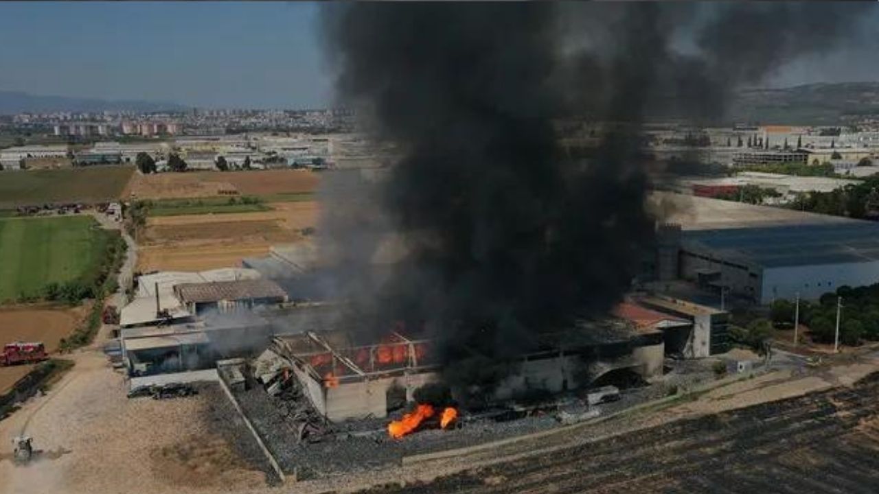 İzmir'de kozmetik fabrikasında yangın