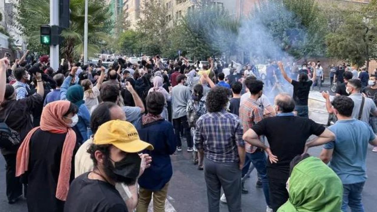 İran'da Mahsa Amini için protestolar sürüyor: 5 gösterici öldürüldü