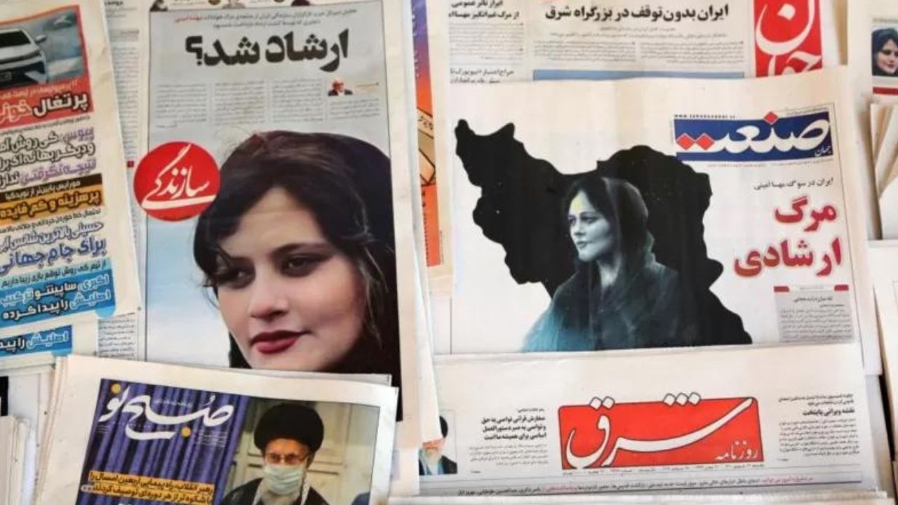 İran'da kadınlar başörtülerini yakıyor