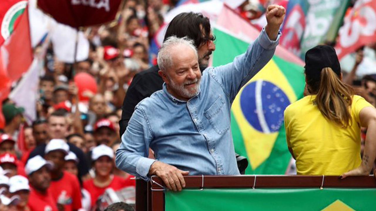 Brezilya’da devlet başkanlığı seçimini solcu aday Lula da Silva kazandı