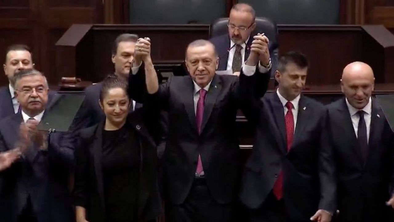 AKP'ye katılan Mehmet Ali Çelebi'ye rozetini Erdoğan taktı
