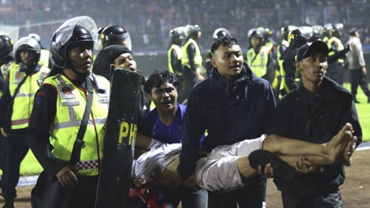 Endonezya’da futbol maçında çıkan izdihamda 174 kişi hayatını kaybetti