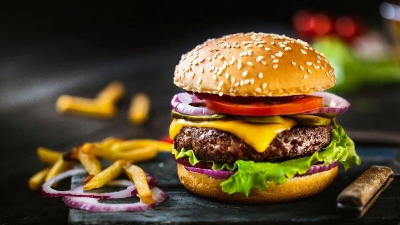 Dünya Kaynakları Enstitüsü: Haftada iki hamburgerden az yersek dünya kurtulur